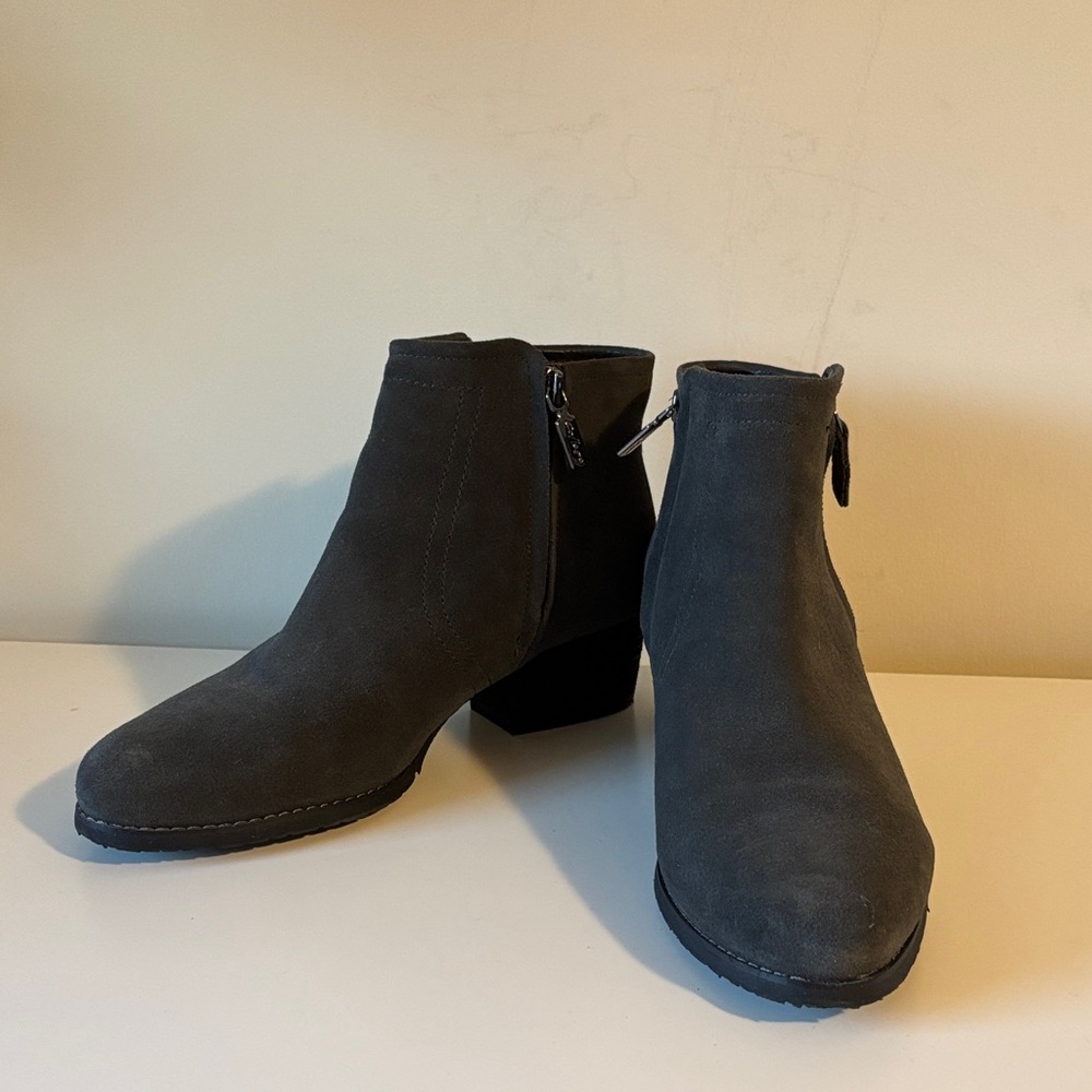 College Women's Suede Waterproof Ankle Boots Gray Size 8.5 Wide EUC